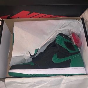 Air Jordan 1 pine green dead stock
